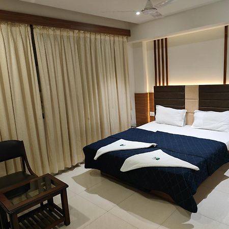 Hotel Sahyog & Rooms Surat Exterior photo