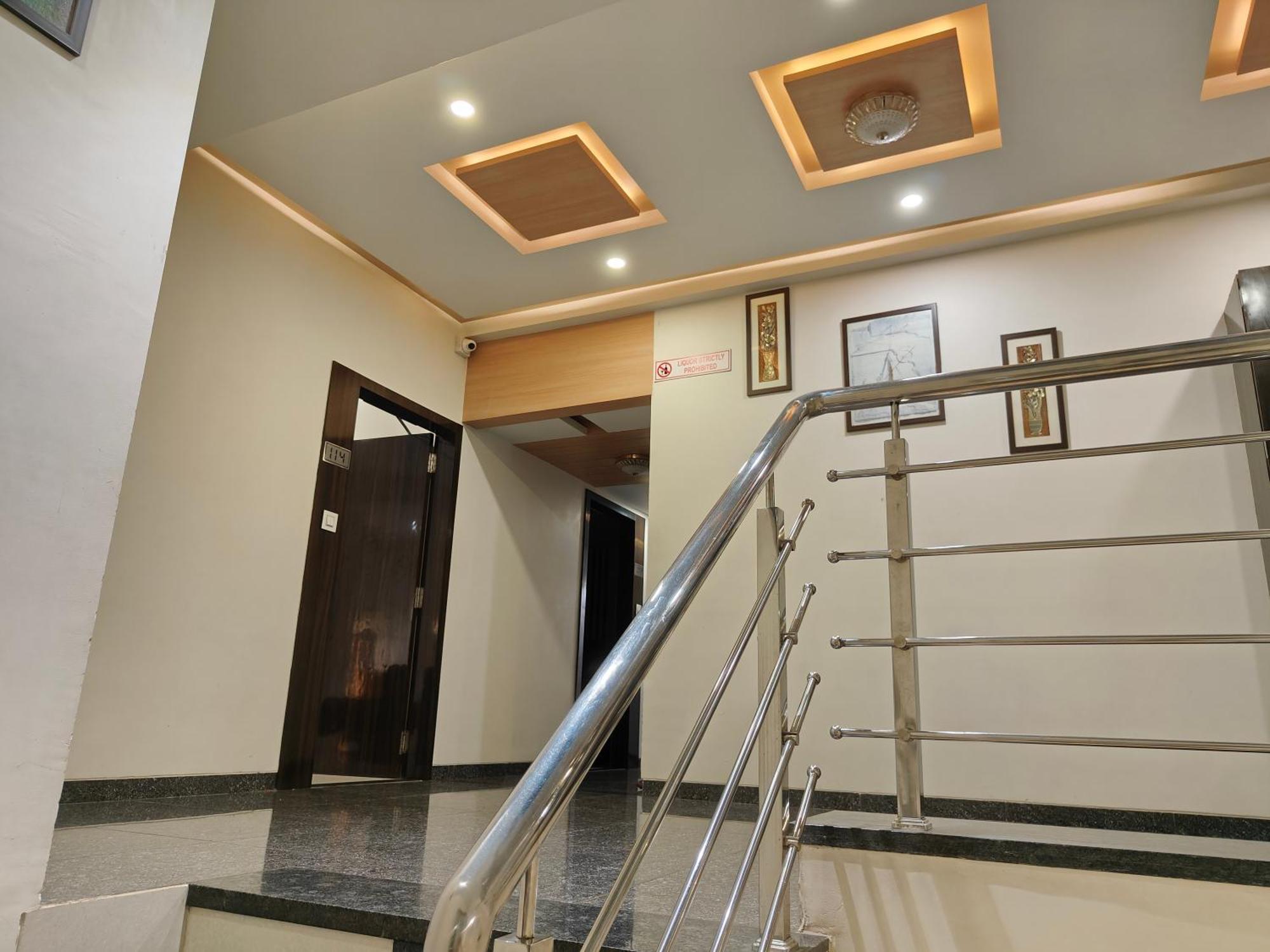 Hotel Sahyog & Rooms Surat Exterior photo
