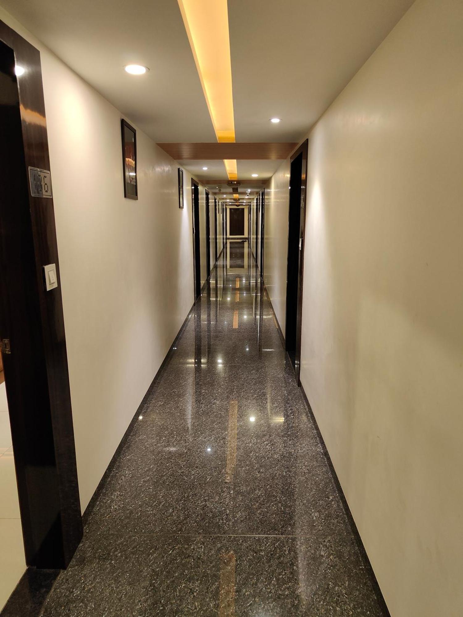 Hotel Sahyog & Rooms Surat Exterior photo