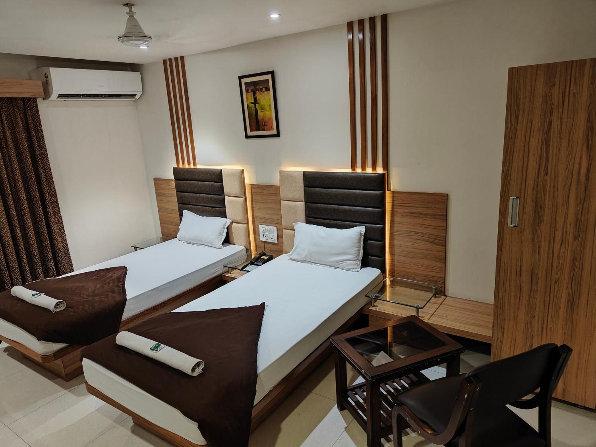 Hotel Sahyog & Rooms Surat Exterior photo