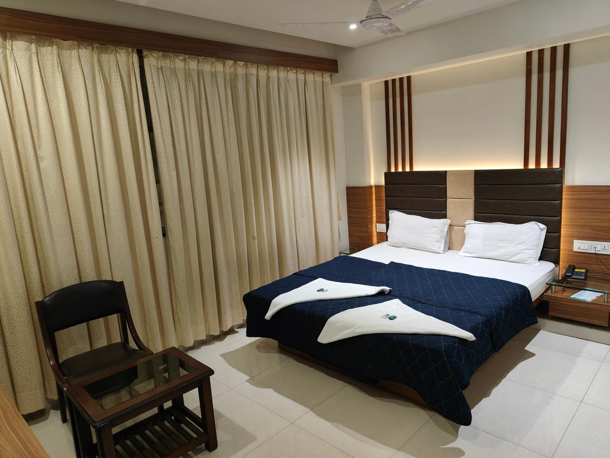 Hotel Sahyog & Rooms Surat Exterior photo