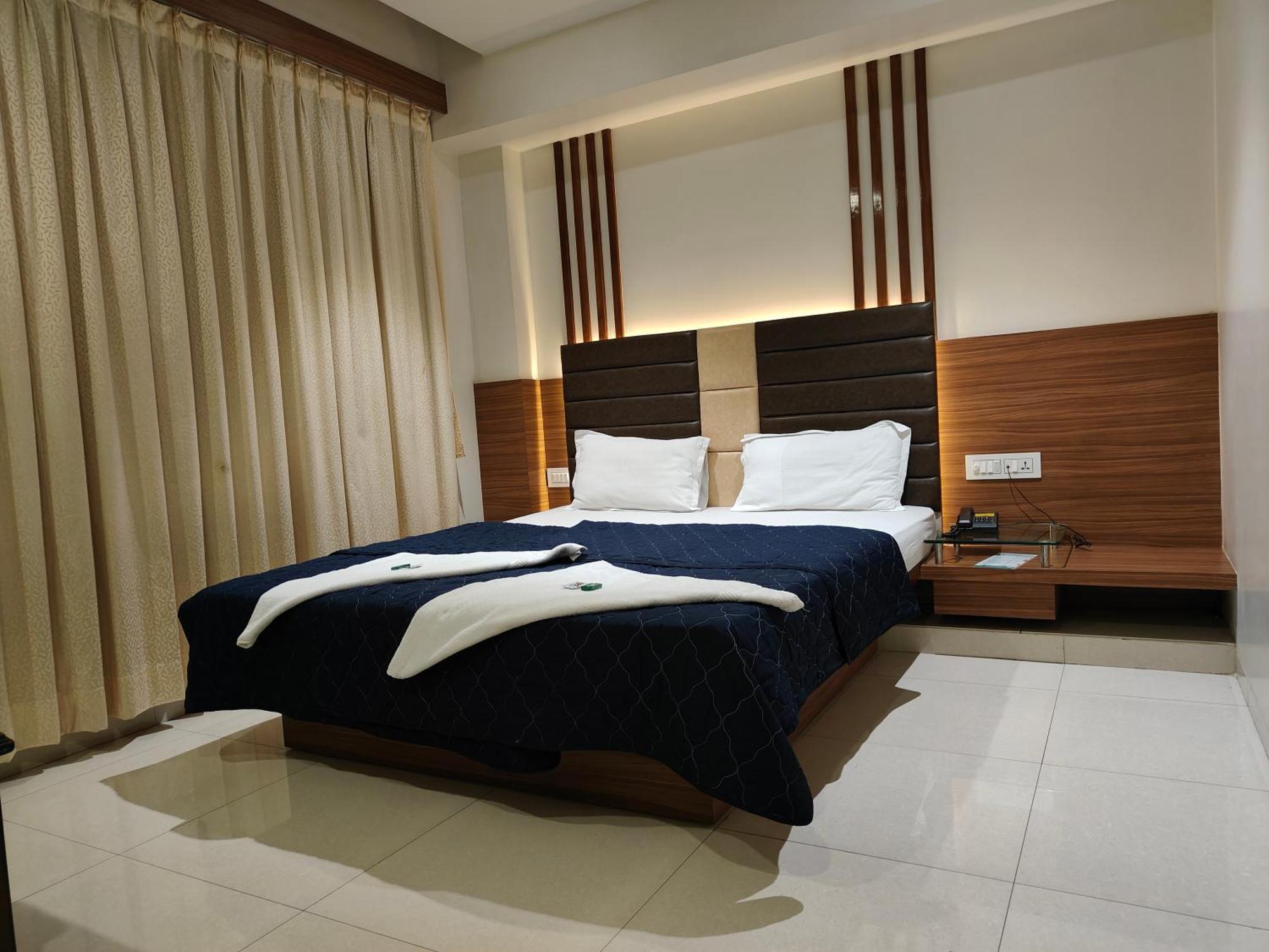 Hotel Sahyog & Rooms Surat Exterior photo