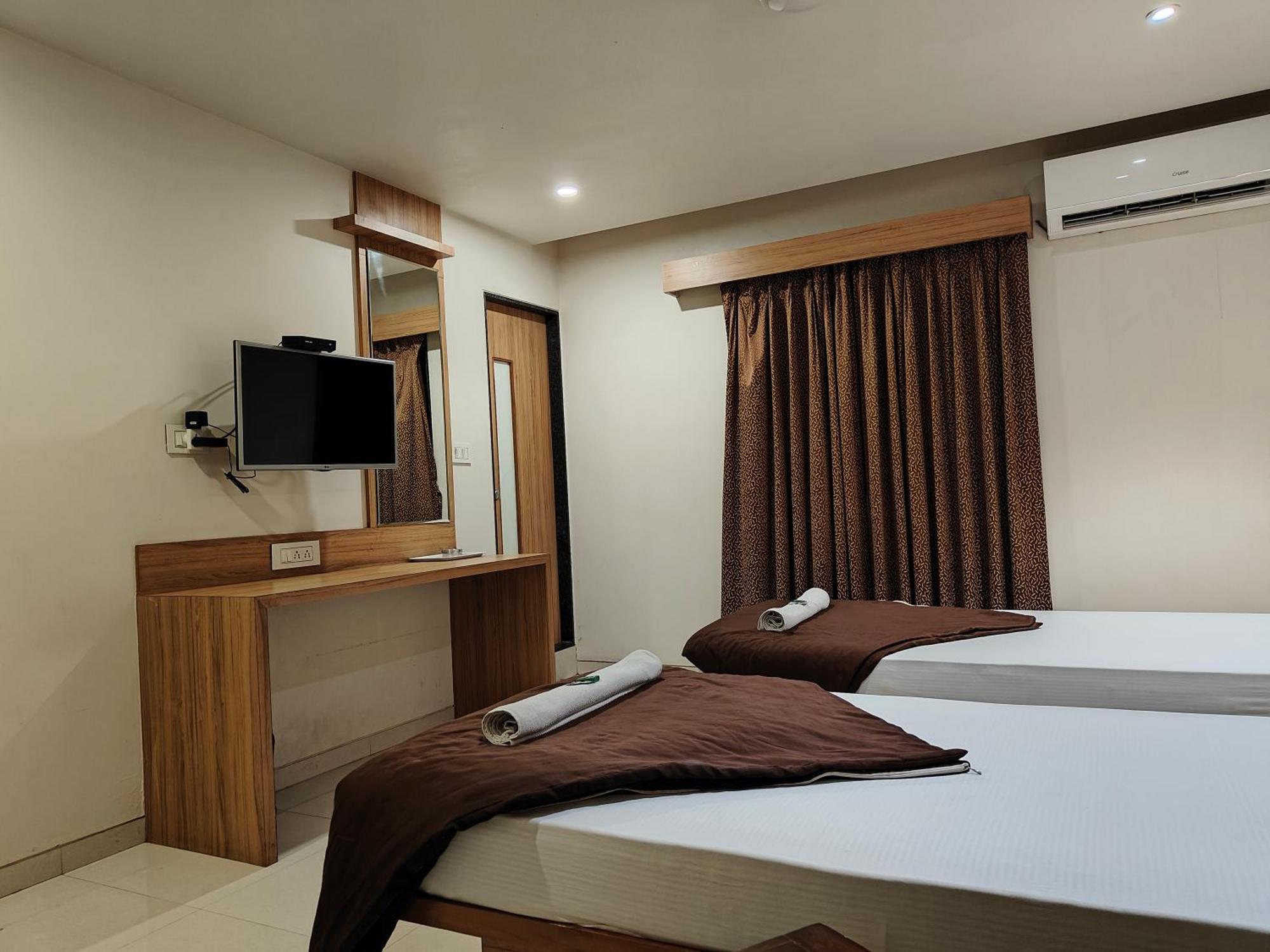 Hotel Sahyog & Rooms Surat Exterior photo