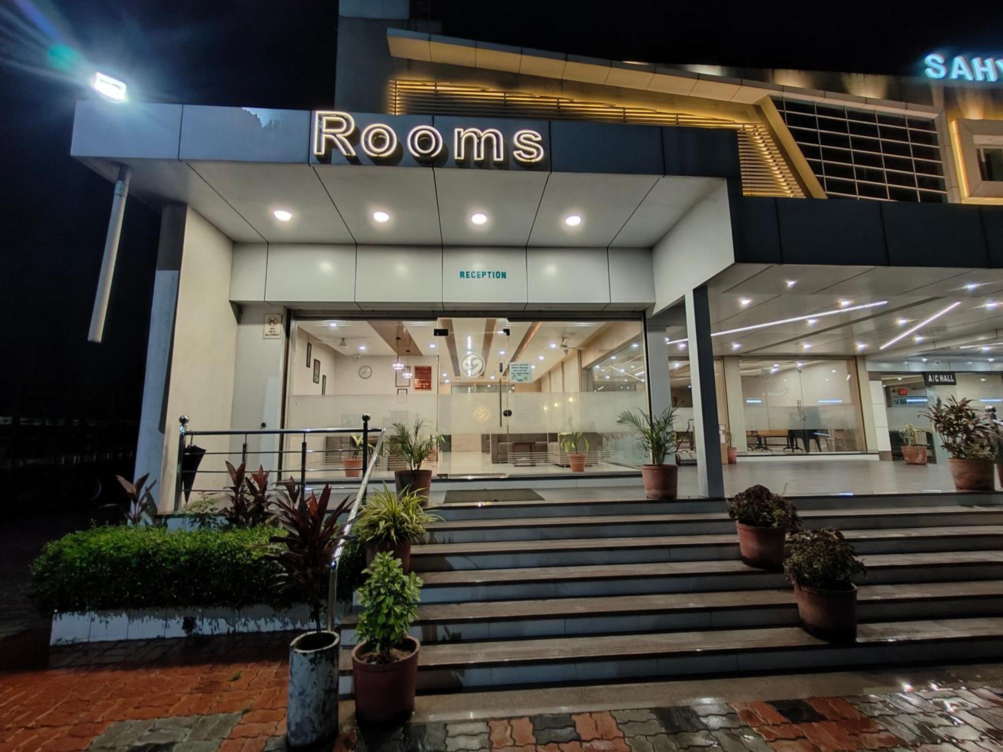 Hotel Sahyog & Rooms Surat Exterior photo