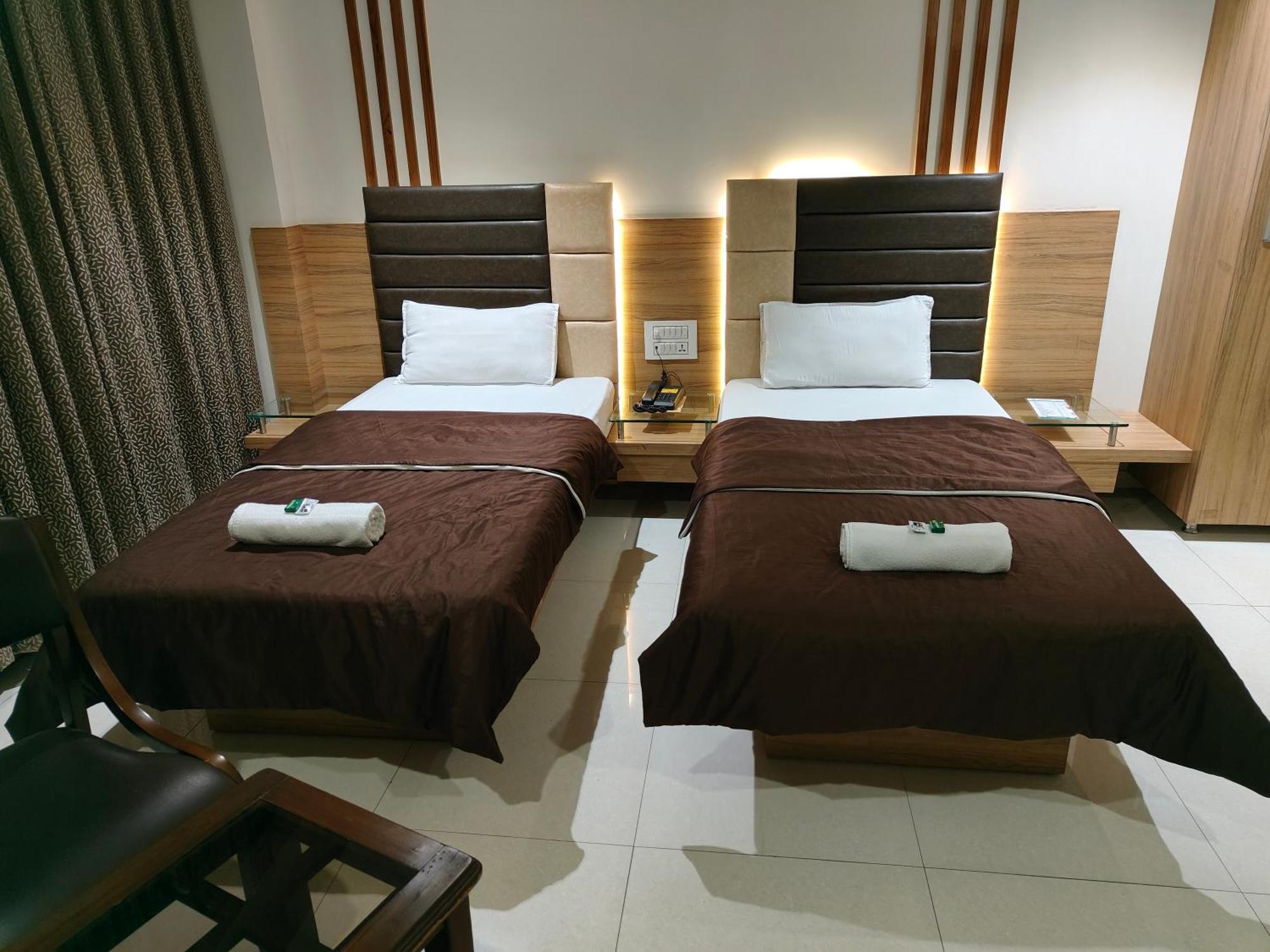 Hotel Sahyog & Rooms Surat Exterior photo