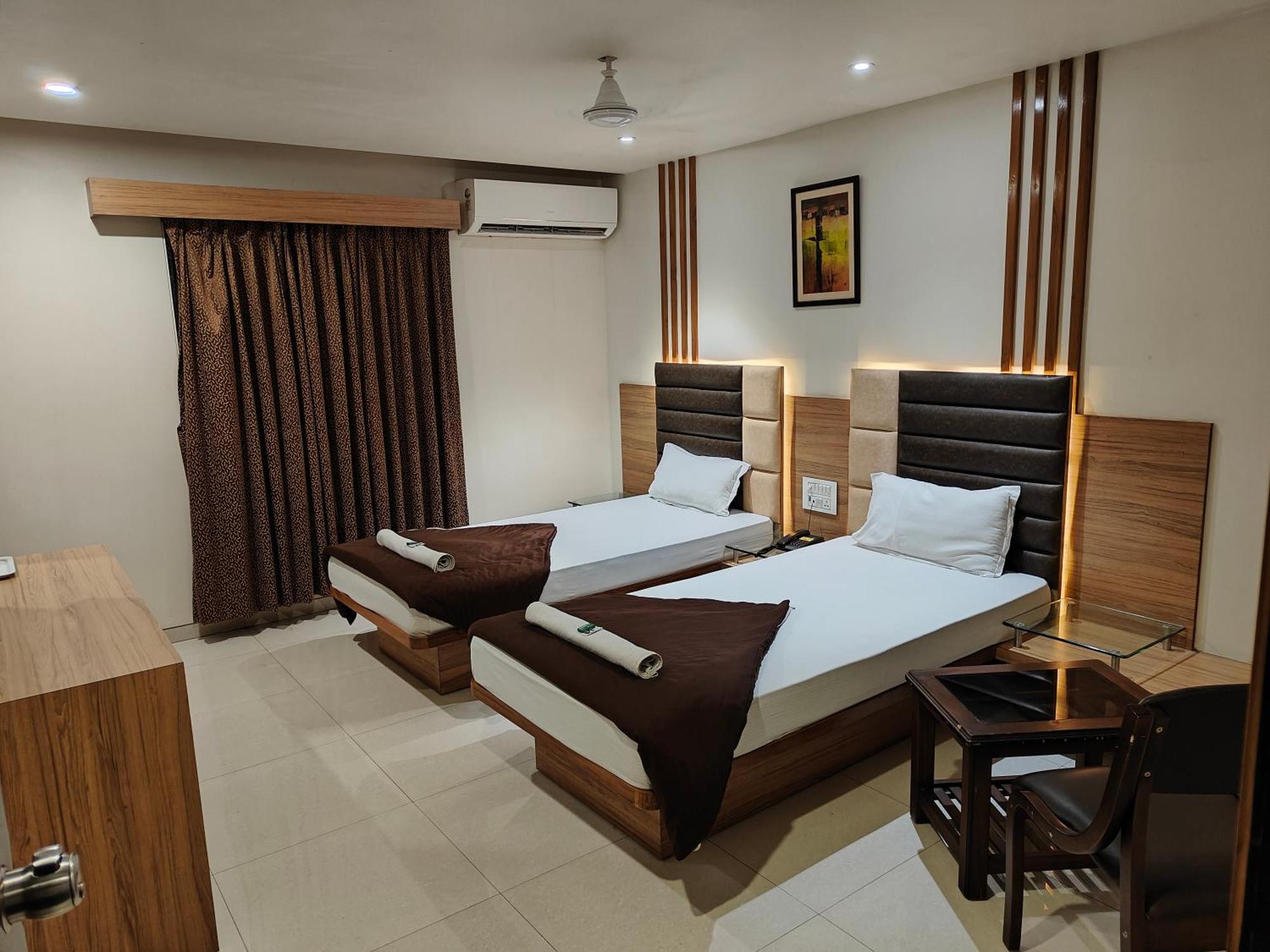 Hotel Sahyog & Rooms Surat Exterior photo